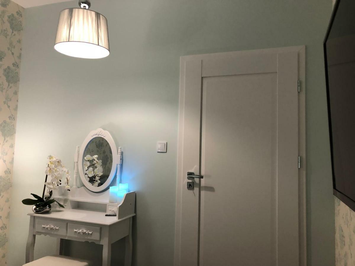 Family & Business Elegant Apartments Ul Warszawska - 2 Bedroom, Balcony, Parking Kielce Kültér fotó