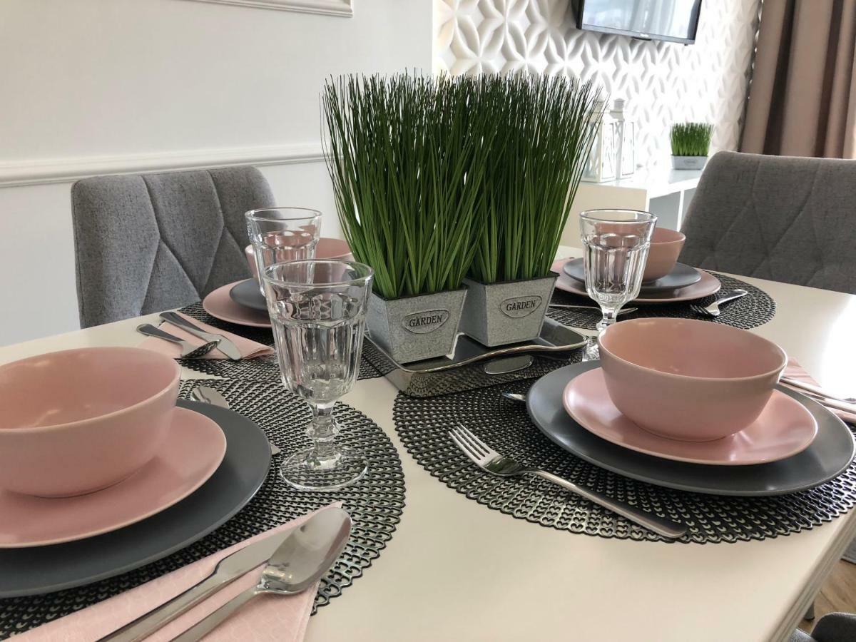 Family & Business Elegant Apartments Ul Warszawska - 2 Bedroom, Balcony, Parking Kielce Kültér fotó