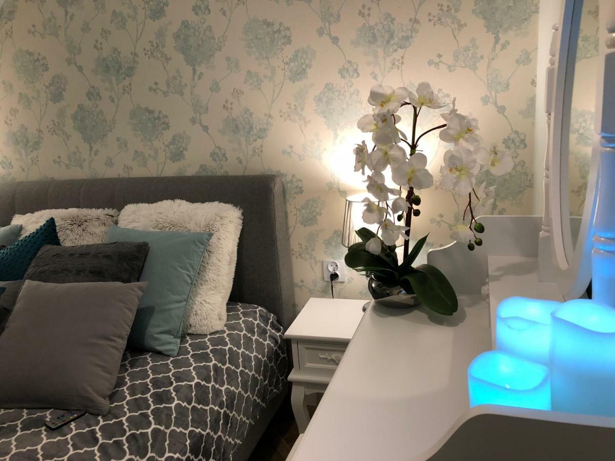 Family & Business Elegant Apartments Ul Warszawska - 2 Bedroom, Balcony, Parking Kielce Kültér fotó