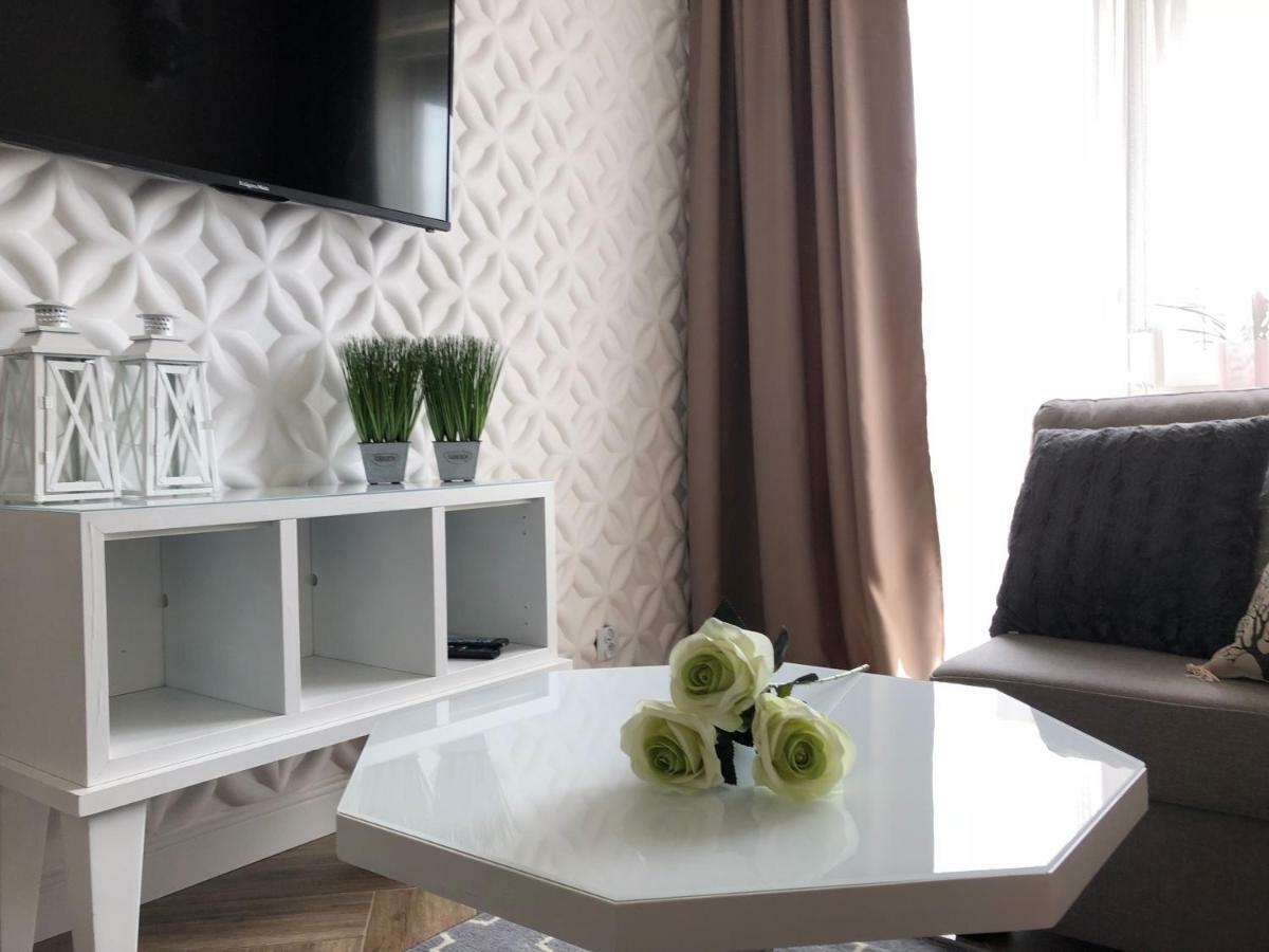 Family & Business Elegant Apartments Ul Warszawska - 2 Bedroom, Balcony, Parking Kielce Kültér fotó